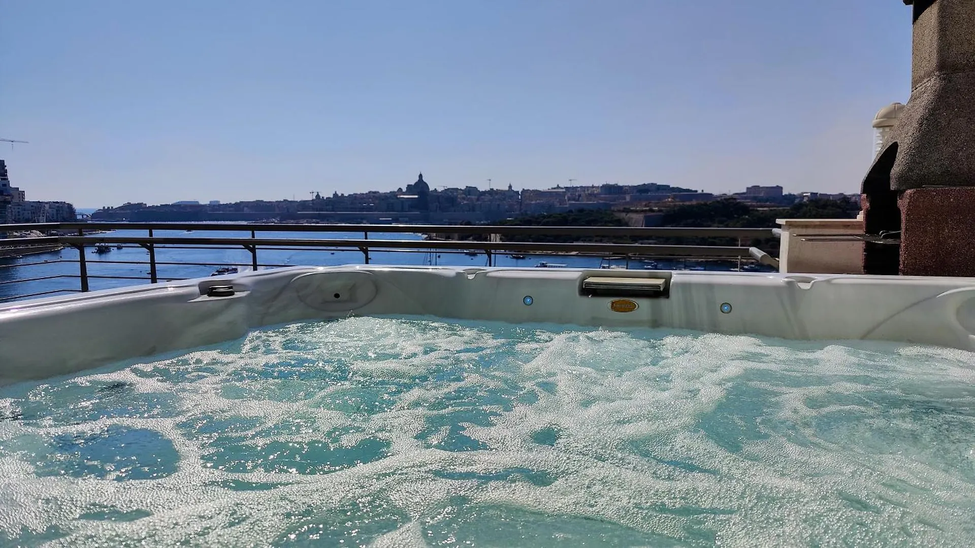 Magic Sea Views& Jacuzzi Holiday Apartment Sliema