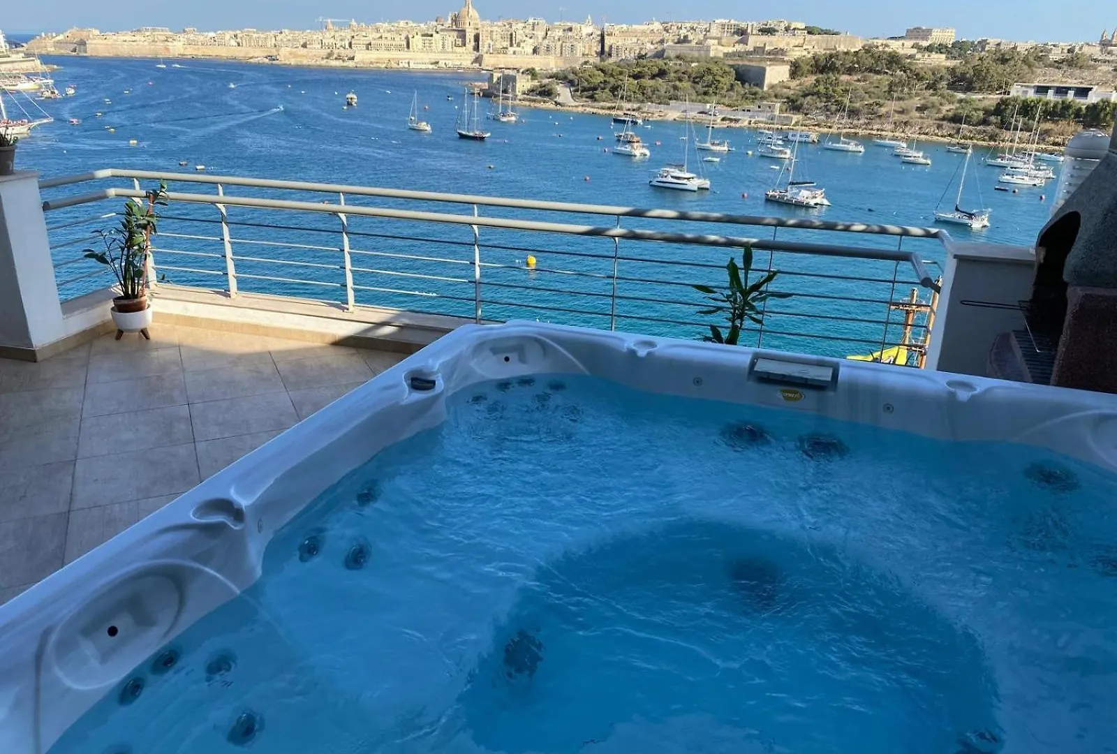 Magic Sea Views& Jacuzzi Holiday Apartment Sliema