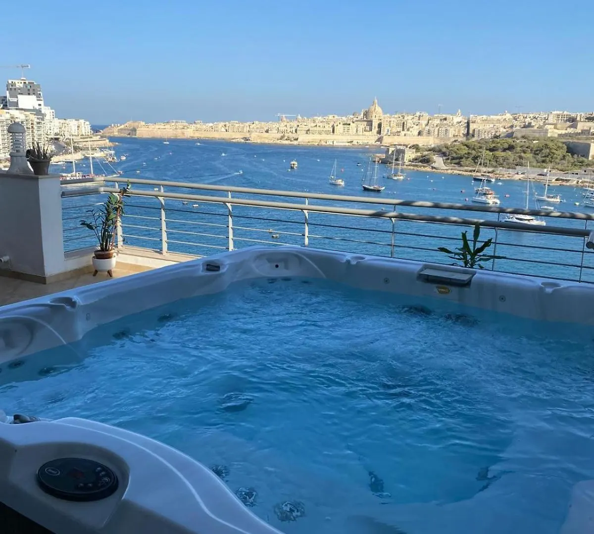 Magic Sea Views& Jacuzzi Holiday Apartment Sliema